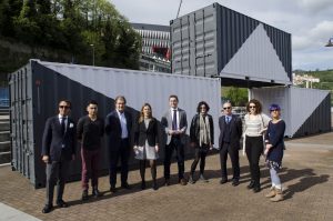Presentation of Paperezko Itsasontzia in front of the grey and white container installation